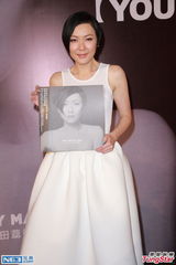 组图：田蕊妮母亲节宣传新专辑 父母到场支持