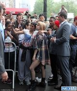 组图：Gaga与男友公寓缠绵后被围堵故作镇定