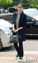 组图：韩星成贤娥表情黯然出席性交易案四审