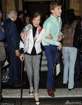 组图：卡戴珊精心打扮秀胸器 穿高开叉裙露大腿