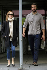 组图：“赫敏”艾玛携新男友亮相 衬衣低开霸气