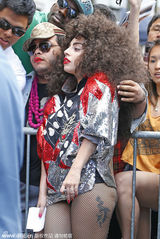 组图：Lady Gaga粗眉爆炸头大玩美式复古风