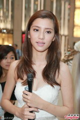 组图：吴千语低胸雪白婚纱现身 气质优雅