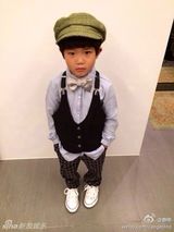 组图：曹格儿子变暖男 齐刘海可爱呆萌