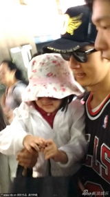组图：吴尊抱女儿现身机场 拒收粉丝糖果做严父