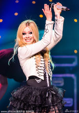 组图：艾薇儿骷髅T蓬蓬裙俏皮开唱 兴奋打节奏