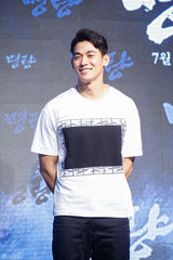 组图：朴有天李钟硕秀智等助阵《鸣梁》