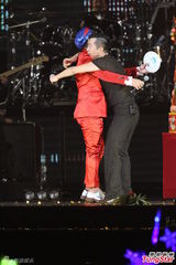 组图：多变哈林(庾澄庆)唱金曲 登小巨蛋万人同欢