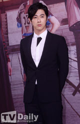 组图：《巡夜人》丁一宇郑允浩西服亮相显英气