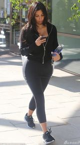 组图：卡戴珊素颜出街秀爆乳 心情抑郁肤色暗黄