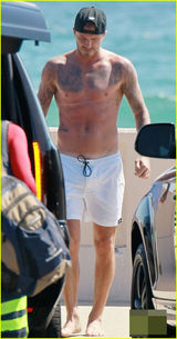 组图：小贝(贝克汉姆)穿白短裤逛海滩 湿身尽显匀称胸腹