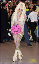 组图：Lady Gaga透视装仅遮住三点 心情大好狂送飞吻