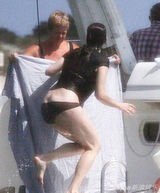 组图:丽芙-泰勒与男友忘情激吻 上岸内裤险脱落