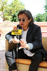 组图：独家对话陈可辛 墨镜难掩倦容
