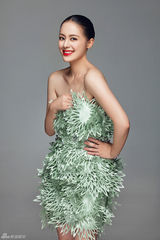 组图：王力可夏末写真 薄荷绿华服彰显别样风情