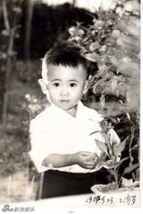 组图：韩寒32岁生日晒照纪念成长 小野卖萌出镜