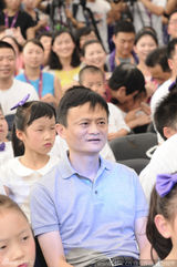组图：辣妈杨幂清新装扮现身 涂另类紫唇狂吸睛