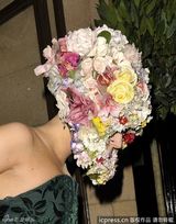 组图：Lady Gaga花冠头亮相伦敦时装周看秀