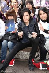 幻灯图：萧敬腾写真书签售 要考虑“露点”演出