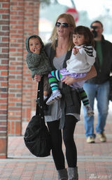 幻灯图：虎嫂艾琳频遭媒体追访 当好妈妈照顾子女