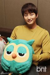 组图：朴施厚晒礼物抱猫头鹰抱枕当“继承者”