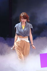 高清组图：Hebe献唱气质逼人 烟雾缭绕宛如仙女下凡