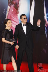 组图：王家卫携妻笑开怀 《宗师》14提名再出征