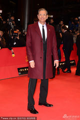 组图：男星杰夫-高布伦亮相 红风衣别致潇洒