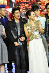 组图：章子怡晚装似女神 周杰伦王力宏争牵玉手