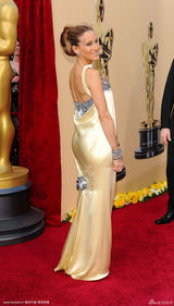 高清图：奥斯卡红毯 杰西卡-帕克鹅黄礼服高贵动人