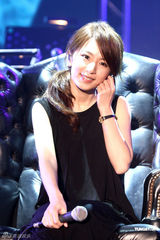 组图：Hebe单飞办音乐会 SHE两姐妹大力捧场