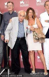 组图：《歌之调》记者会 Amanda Sandrelli秀低胸