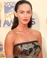 高清组图：梅根-福克斯出席颁奖礼 烈焰红唇