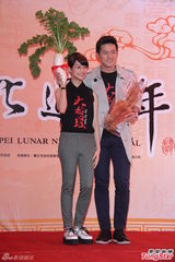 组图：《大稻埕》沿街发红包 猪哥亮隋棠亮相