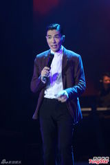 组图：萧敬腾上海开唱雨神未发威 被何韵诗调侃