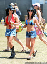 组图：加州音乐节比基尼辣妹抢眼 情侣激情热吻