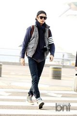 组图：韩团SHINee素颜现身机场 睡眼惺忪