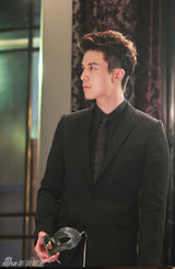 组图：韩星李栋旭广告片场照贵公子范儿十足