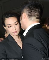 组图：舒淇看秀和男造型师贴面问候