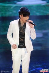 组图：古巨基白衣帅气献唱入围曲《恋无可恋》