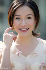 组图：田野最新写真曝光 展迷人笑容绽放魅力