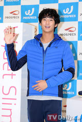 组图：韩星金秀贤开签名会为粉丝搭配服装