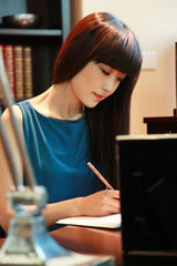 组图：歌手苏曼清新写真集曝光 尽显优雅知性美