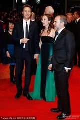 组图：爱德华-诺顿与未婚妻珊娜亮相开幕红毯