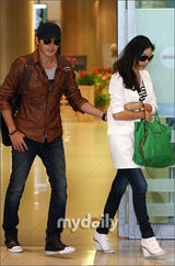 幻灯图：张东健高小英结束蜜月旅行　返回韩国