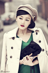 组图：小何晴名媛风街拍秀复古优雅