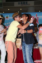 组图：李诗韵宣传《情越海岸线》谈激吻戏羞涩