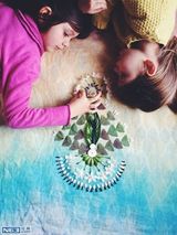 组图：大眼萝莉姐妹走红 写真妈妈掌镜精致如画