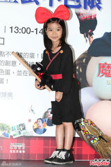 组图：乔乔cospaly化身小魔女 萌样超卡哇伊