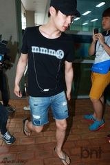 组图：朴有天素颜便服现身 参与地方选举投票